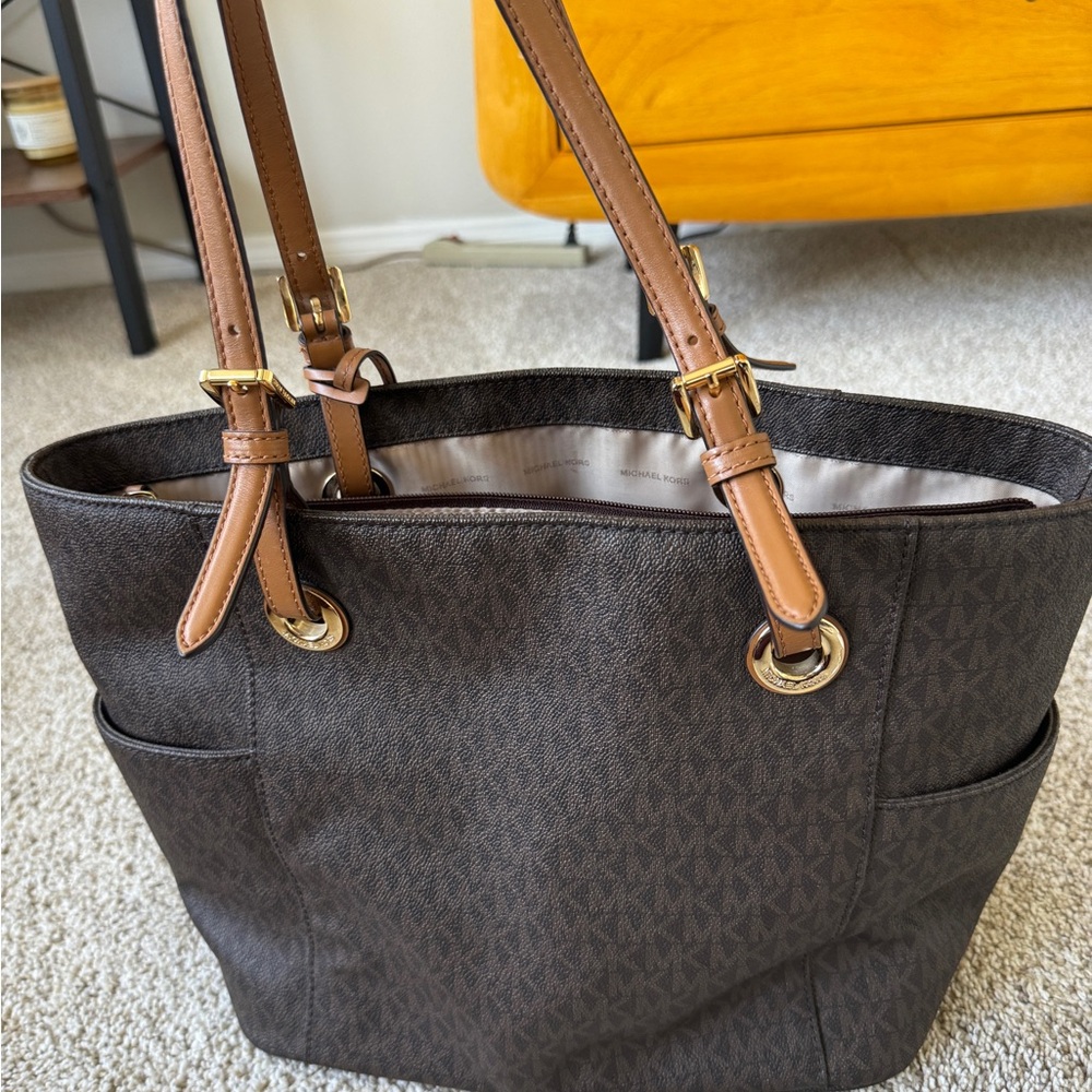 Michael Kors logo print leather shoulder purse.
